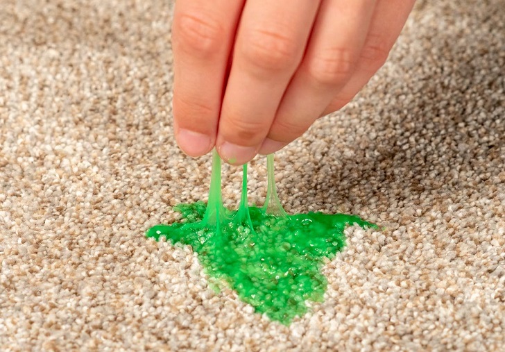 Como tirar slime seco do tapete, sofá, roupa e tecido